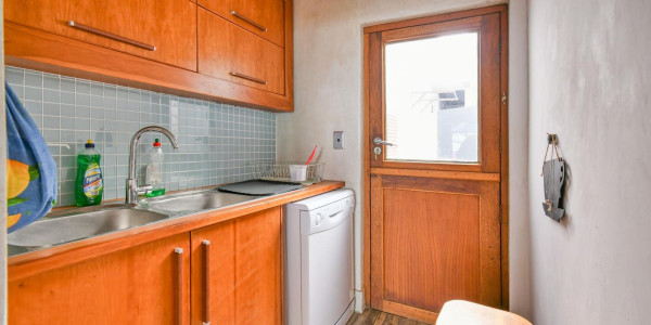 Long Beach, Walvis Bay:  Beautiful ECLECTIC Stunner home WTH FLAT is for Sales:  A RARE FIND