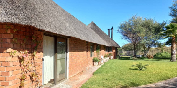 Agents Marlene, Leon and Jan presents this property, 30 km from Okahandja on the B2-road.