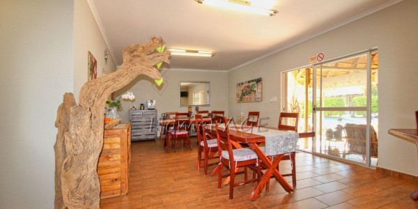 Otjiwarongo:  Immaculate 8 Bedroom Guesthouse for sale