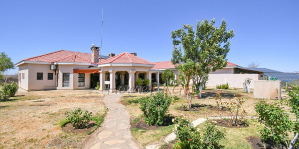 Omaruru Wildlife Estate, Omaruru:  Lifestyle Smallholding WITH ELABORATE Home is for Sale