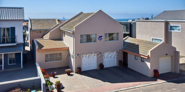 Long Beach, Walvis Bay: SPACIOUS 4 Bedr home is for sale