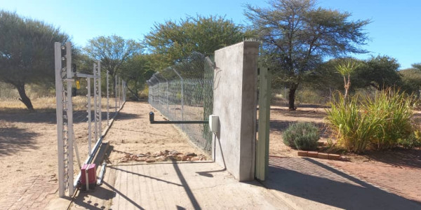 Agents Marlene, Leon and Jan presents this property, 30 km from Okahandja on the B2-road.