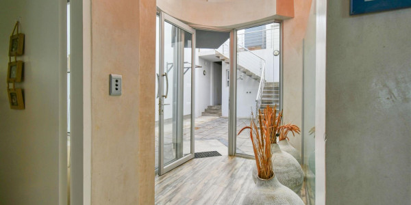 Long Beach, Walvis Bay:  Beautiful ECLECTIC Stunner home WTH FLAT is for Sales:  A RARE FIND