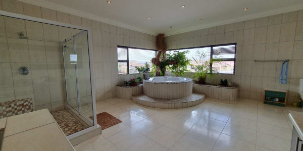 Luxurious Coastal Home with Flat for Sale in Henties Bay