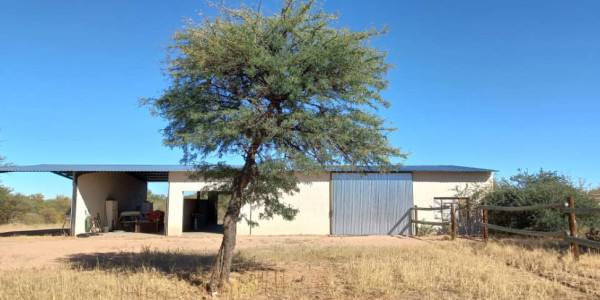 Agents Marlene, Leon and Jan presents this property, 30 km from Okahandja on the B2-road.