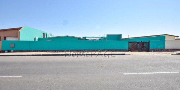 Tamariskia, Swakopmund:  3 Bedr Home with two 1 Bedr flats for sale