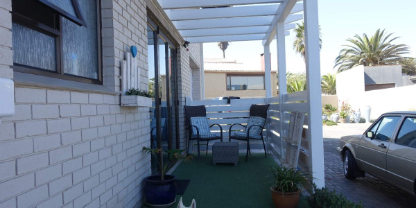 SEA VIEW PROPERTY OVERLOOKING THE BEACH PROMENADE