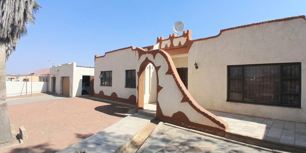 3 Bedroom House For Sale in Soweto-Luxury Hill