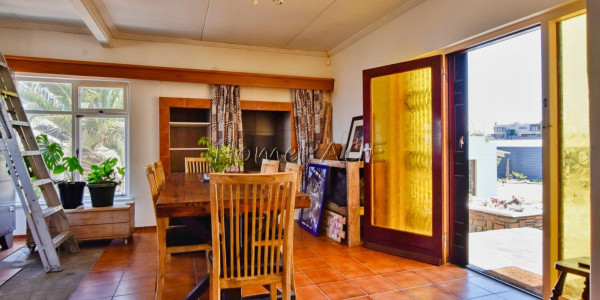 Vineta, Swakopmund:  Enormous Home with Flat is for Sale