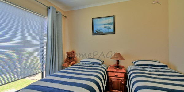 Meersig, Walvis Bay:  Beautiful 4 Bedr home IN A VERY GOOD AREA