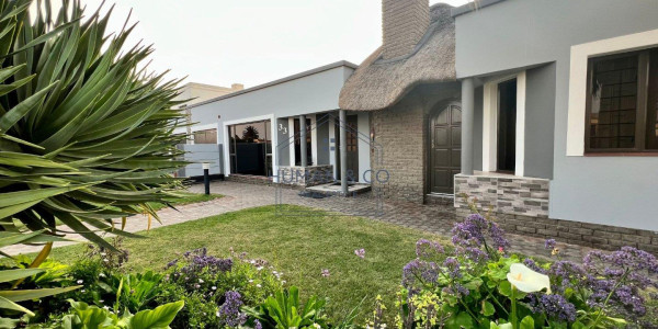 Stunning 3 Bedroom House with 2-bedroom Flat, swimming pool in prime Meersig Area