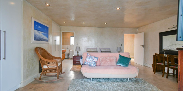 Long Beach, Walvis Bay:  Beautiful ECLECTIC Stunner home WTH FLAT is for Sales:  A RARE FIND