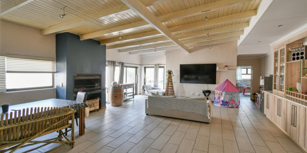 Meersig, Walvis Bay:  Beautiful 4 Bedr home in popular area close to Lagoon is for Sale
