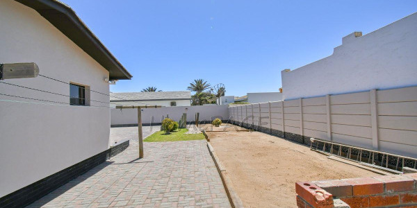 Meersig, Walvis Bay:  Beautiful 4 Bedr home IN A VERY GOOD AREA