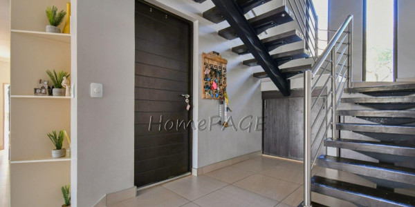 Ext 1, Outjo:  EYE CATCHING, 5 Bedr Double Storey home is for Sale