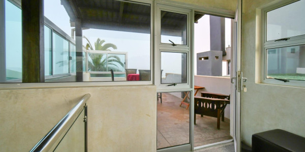 Long Beach, Walvis Bay:  Beautiful ECLECTIC Stunner home WTH FLAT is for Sales:  A RARE FIND