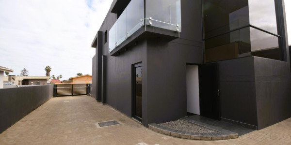 Modern, open and light double storey famiy home with flat!