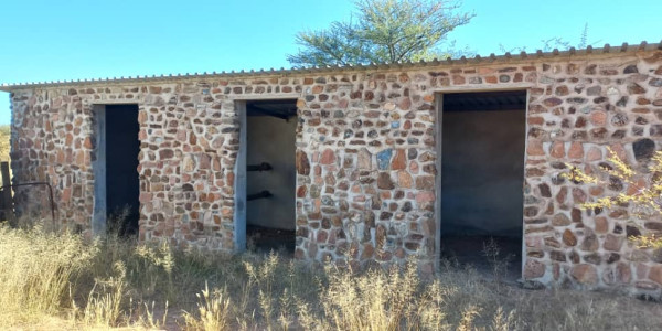 Agents Marlene, Leon and Jan presents this property, 30 km from Okahandja on the B2-road.