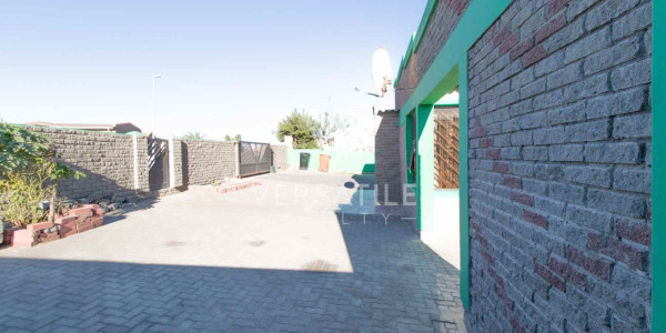 Spacious 4-Bedroom Family Home in Tamariskia, Swakopmund