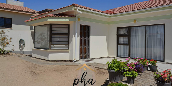 Three-bedroom House with 2 flats for sale in Ocean View