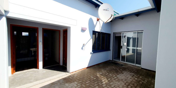 Here is a 520m² spacious living house on a 1,056m² erf.