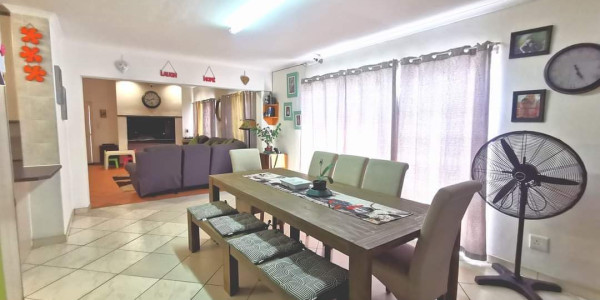 Family Home with Flat in Cimbebasia – N$2,360,000 (costs excl)