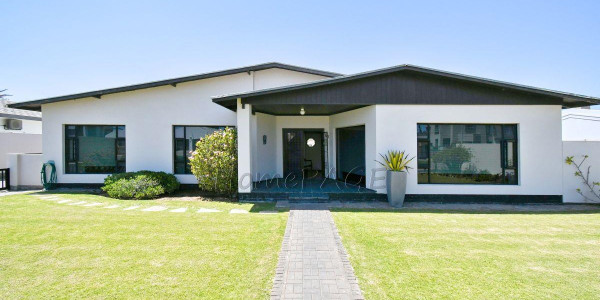 Meersig, Walvis Bay:  Beautiful 4 Bedr home IN A VERY GOOD AREA