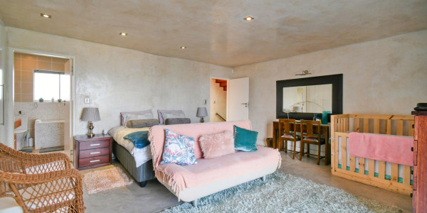 Long Beach, Walvis Bay:  Beautiful ECLECTIC Stunner home WTH FLAT is for Sales:  A RARE FIND