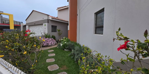 Well maintained family home in a quiet cul-desac. Minutes from the beach