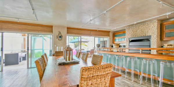 Long Beach, Walvis Bay:  Beautiful ECLECTIC Stunner home WTH FLAT is for Sales:  A RARE FIND