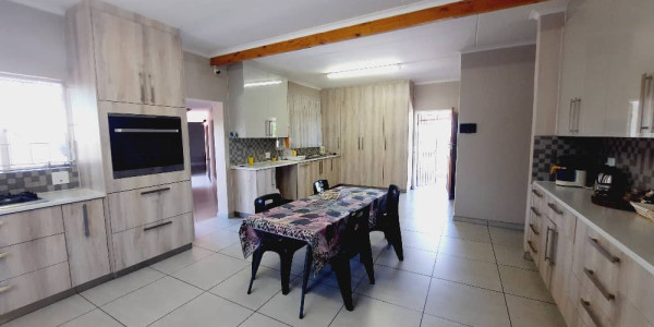 Windhoek Elegance: Furnished Guesthouse with Breathtaking Views!