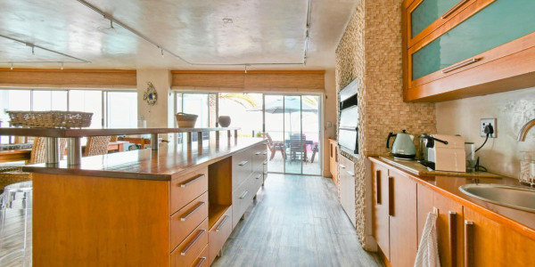 Long Beach, Walvis Bay:  Beautiful ECLECTIC Stunner home WTH FLAT is for Sales:  A RARE FIND