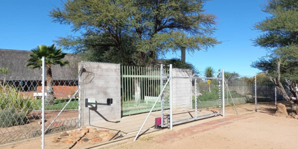 Agents Marlene, Leon and Jan presents this property, 30 km from Okahandja on the B2-road.