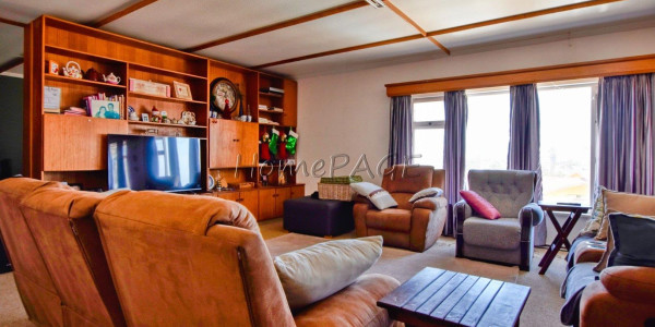 Vineta, Swakopmund:  Enormous Home with Flat is for Sale