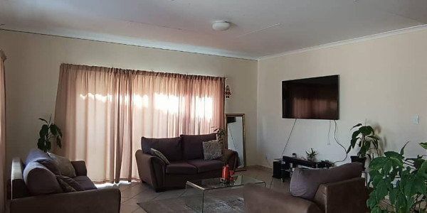 Windhoek Khomasdal, Ext. 16: Beautiful 3 Bedroom house is For Sale