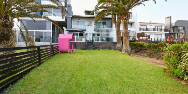 Long Beach, Walvis Bay:  Beautiful ECLECTIC Stunner home WTH FLAT is for Sales:  A RARE FIND