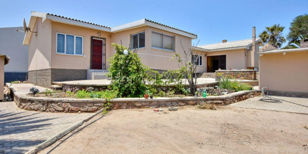 Vineta, Swakopmund:  Enormous Home with Flat is for Sale