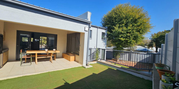 Modern 4-Bed Townhouse in Klein Windhoek - Central Living