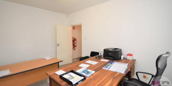 Workshop with offices for rent : Available 1 October 2024