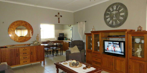 Uis:  Very neat home is for Sale