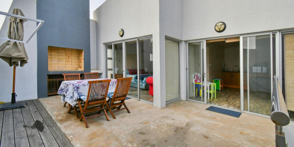 Long Beach, Walvis Bay:  Beautiful ECLECTIC Stunner home WTH FLAT is for Sales:  A RARE FIND