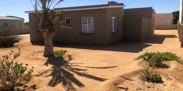 Cosy Family Home with Expansion Potential in Henties Bay!