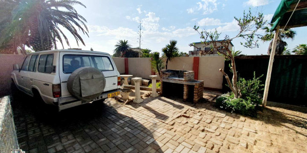 Entertainer's Delight: Thatch Room with Braai & Bar!