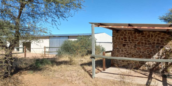 Agents Marlene, Leon and Jan presents this property, 30 km from Okahandja on the B2-road.