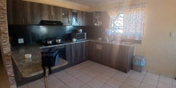 ‼️‼️ Buy a 3 bedroom house for sale in Rundu???? Sauyemwa Elia Neromba side (FNB) houses. Main bedroom with ensuite. ✅️ 3 bedrooms. Selling at N$ 850 000 ✅️ 2 bat