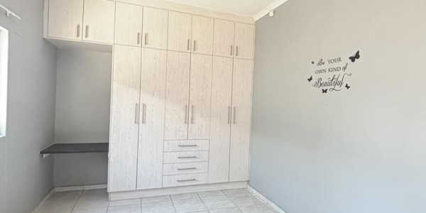 This townhouse in Okahandja offers you a fantastic opportunity! With its modern design and prime location, it offers both comfort and convenience.