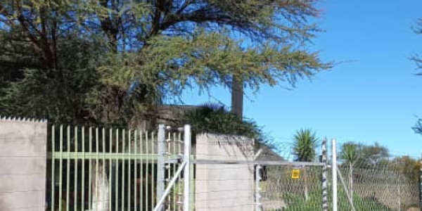 Agents Marlene, Leon and Jan presents this property, 30 km from Okahandja on the B2-road.