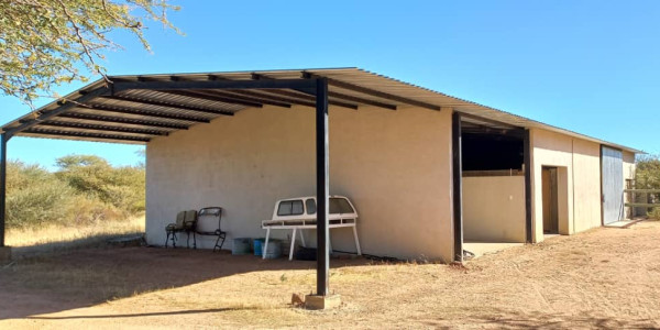 Agents Marlene, Leon and Jan presents this property, 30 km from Okahandja on the B2-road.