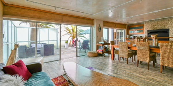 Long Beach, Walvis Bay:  Beautiful ECLECTIC Stunner home WTH FLAT is for Sales:  A RARE FIND