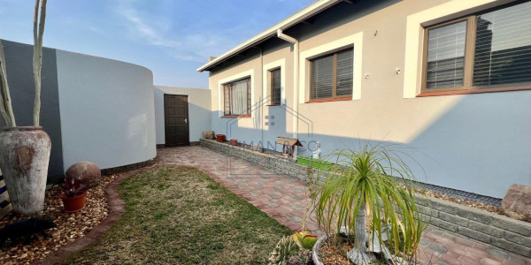 Stunning 3 Bedroom House with 2-bedroom Flat, swimming pool in prime Meersig Area